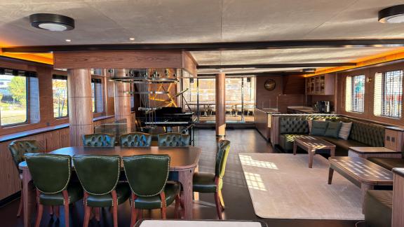 Аренда люкс гулета Oguz Marin в Бодруме предлагает элегантный салон с пианино для отдыха 12 гостей на море.