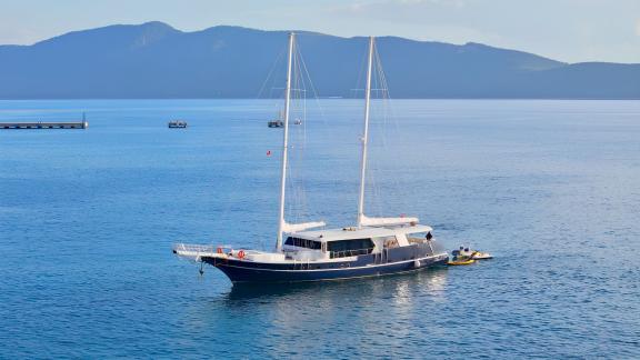 35-meter motor yacht S4 with two masts, peacefully in Bodrum