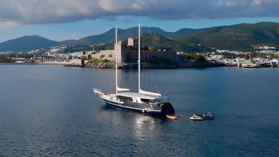 Motoryacht S4 mit zwei Masten, vor der malerischen Küste von Bodrum