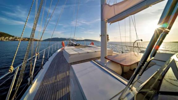 Sonnenuntergang auf dem geräumigen Deck der Motoryacht S4 in Bodrum