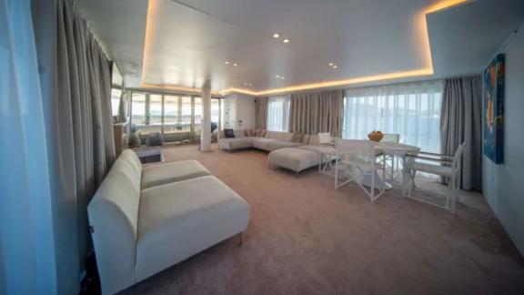 Geräumiges und stilvolles Wohnzimmer der Motoryacht S4 in Bodrum