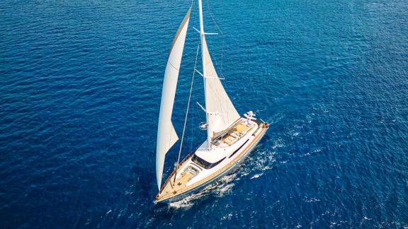 CMB Yachts imzalı 114 ft San Limi, zarif tasarımıyla Adriyatik'te unutulmaz bir deneyim sunuyor.