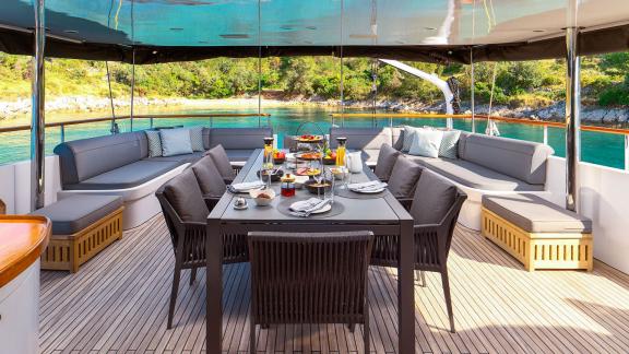 Split yakınlarında demirli San Limi’de doğayla iç içe keyifli bir kahvaltıya hazır olun.