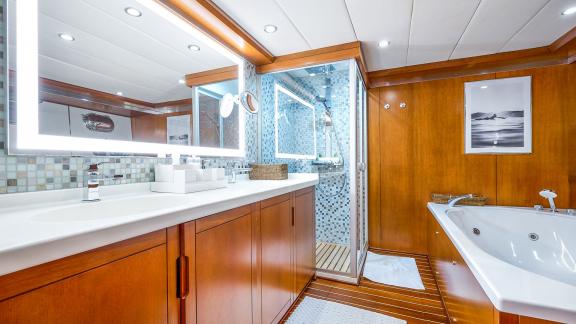 Split çıkışlı San Limi yatının modern banyosunda jakuzi ve geniş duş alanı bulunuyor.