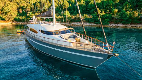 CMB Yachts 114ft San Limi, yemyeşil doğayla çevrili sakin koyda huzurlu bir duraklama sunuyor.