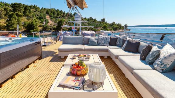 Split’te demirli San Limi yatın geniş lounge alanında gün batımına karşı rahatlayın.