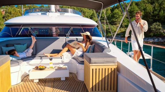 Lüks yelkenli San Limi'nin ön güvertesinde huzur ve stil bir arada sunuluyor.