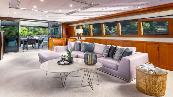 Split çıkışlı bu şık motoryatın iç salonu doğal ışıkla dolup taşıyor, konforla birleşiyor.