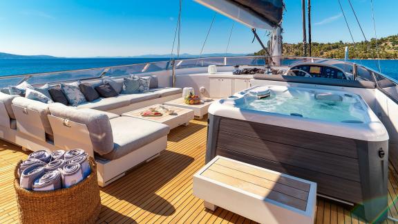 Split açıklarında konfor sunan San Limi’nin üst güvertesinde jakuzi ve şık oturma alanı var.