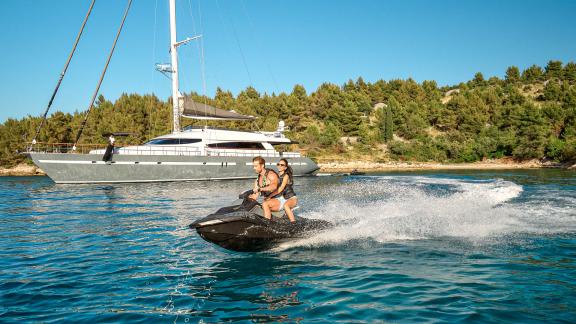 San Limi motorsailer yat etrafında macera dolu anlar, Split’in berrak sularında adrenalinle buluşuyor.