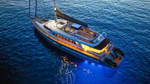 San Limi yelkenli yat, aydınlatmasıyla Adriyatik gecesine büyü katıyor.