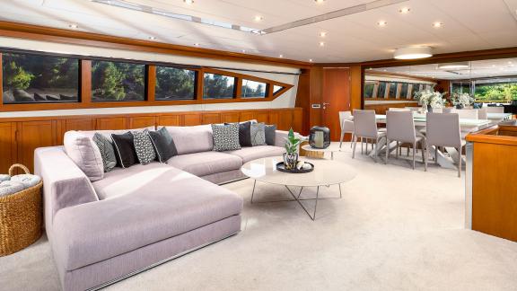 Split çıkışlı San Limi motoryatın ferah salonunda konfor ve şıklık bir arada sunuluyor.