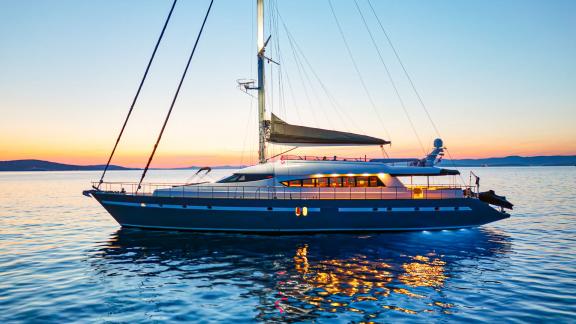 San Limi lüks motorsailer, Adriyatik gün batımında zarafetiyle göz kamaştırıyor.