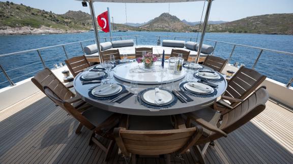Die Sureyya bietet luxuriösen Yachtcharter und exklusive Blaue Reisen in Bodrum.