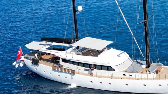 Die Sureyya bietet VIP Yachtcharter und exklusive Blaue Reisen in den Buchten von Bodrum.