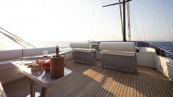 Die Sureyya bietet Premium Yachtcharter und exklusive Sonnenuntergangstouren in Bodrum.