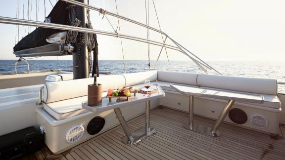 Die Sureyya bietet VIP Yachtcharter und exklusive Sonnenuntergangstouren in Bodrum.