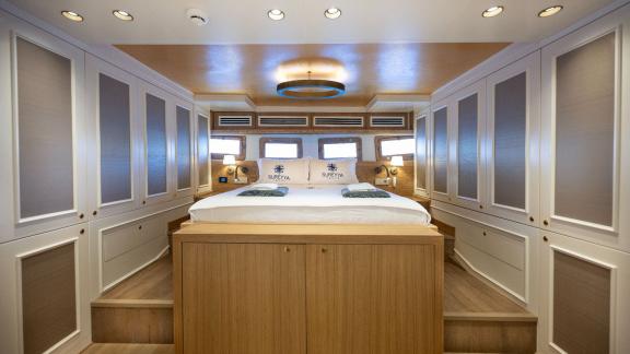 Die Sureyya bietet Ultra Luxus Yachtcharter und komfortable Blaue Reisen in Bodrum.