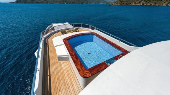 Ocean Breeze’in flybridge katında yer alan özel yüzme havuzu, lüks kiralık yat deneyimini bir üst seviyeye taşıyor.