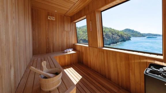 Entspannen Sie in der Sauna der 46m Adamaris mit Blick auf das Meer in Göcek, Türkei.