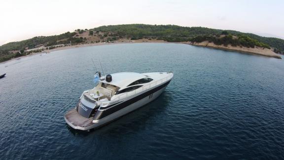 Die Motoryacht Aquazoe liegt vor der Küste von Athen vor Anker, aus weiter Entfernung aufgenommen.
