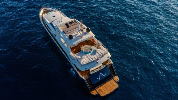 Die Arago 34m Motoryacht bietet stilvolle Entspannung auf dem Adriatischen Meer bei Trogir.
