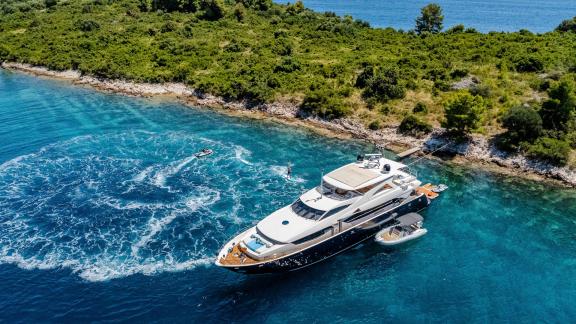 Lüks Arago Sunseeker 34m motoryat, Hırvatistan kıyılarında unutulmaz bir deniz tatili sunuyor.