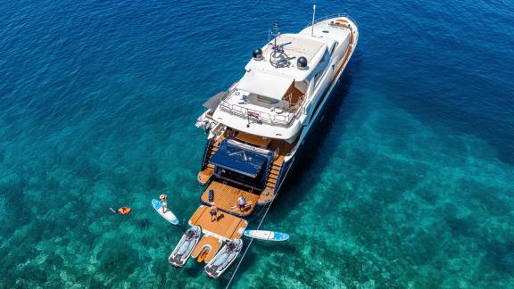 Mit Jet-Skis und SUPs bietet Arago 34m Wasserspaß pur vor der Küste von Trogir.