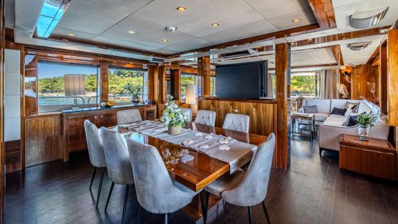 Trogir çıkışlı Arago motoryatın şık yemek alanında lüks tasarım ve panoramik deniz manzarası sunuluyor.