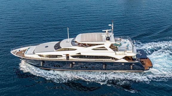 Sunseeker 34m Arago yat, Trogir'de konforlu bir deniz keyfi sunuyor.