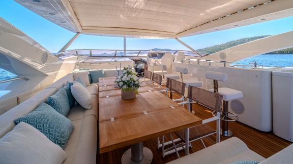 Genießen Sie den Essbereich auf der Flybridge der 34m Sunseeker Motoryacht Arago in Kroatien.