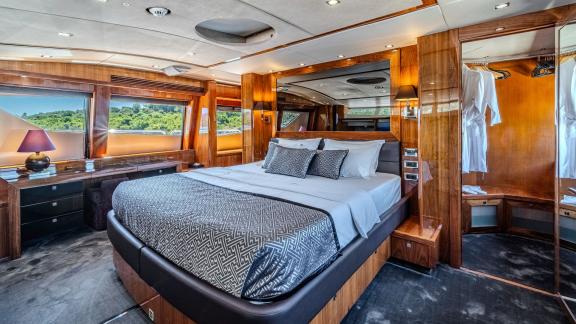 Trogir çıkışlı Arago motoryatın ana kamarasında konfor, şıklık ve doğa manzarası bir arada.