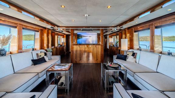 Trogir çıkışlı Arago motoryatın geniş salonunda şık mobilyalar ve panoramik manzara sizi bekliyor.