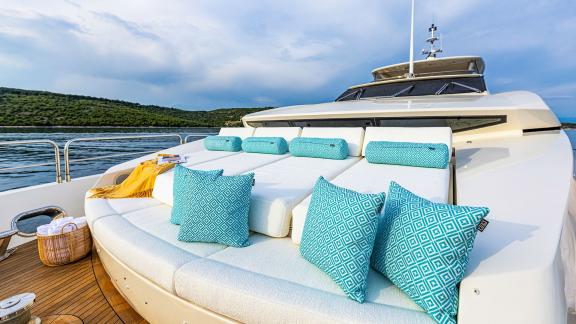 Arago Sunseeker 34m yatın ön güvertesinde konforlu güneşlenme keyfi sizi bekliyor.