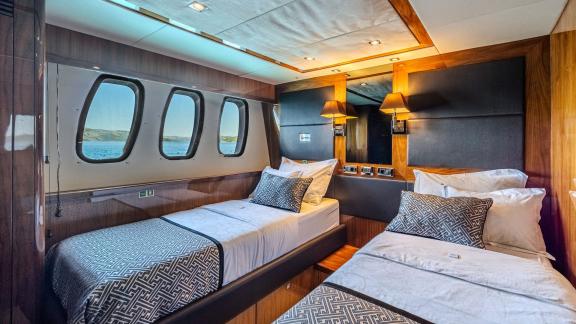 Trogir çıkışlı Arago motoryatın ferah ikiz kabininde konfor, şıklık ve manzara bir arada.