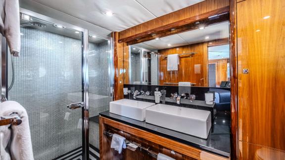 Sunseeker 34m Arago motoryatın banyosunda modern tasarım ve lüks detaylar sizi bekliyor.