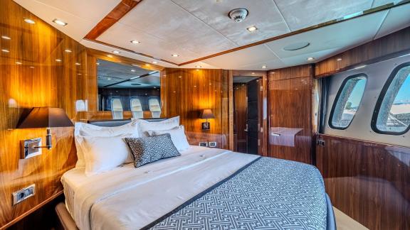 Stilvolle Gästekabine auf der Arago-Yacht – perfekte Erholung ab Trogir mit Meerblick und Komfort.