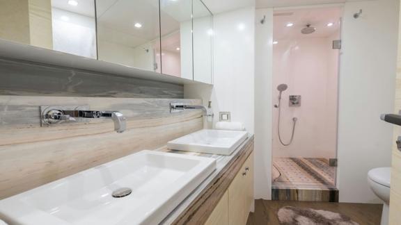 Çift lavabolu geniş banyo duş kabiniyle konforlu kullanım sunuyor.