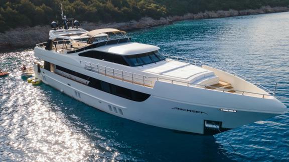 Archsea motoryat Bodrum kıyısında konumlanmış. Geniş güvertesi ve su oyuncaklarıyla deniz keyfi sunuyor.