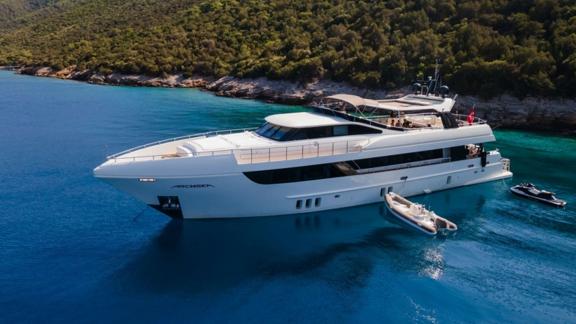 Archsea motoryatı Bodrum kıyısında turkuaz denizde demirlemiş halde huzurlu bir ortam sunuyor.