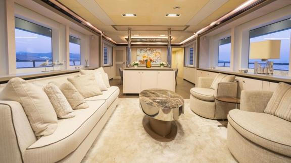 Archsea motoryatın salonunda modern tasarımlı koltuklar ve deniz manzaralı pencereler bulunuyor.