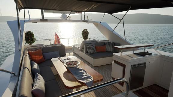 Göcek motor yacht Ayem offers a cozy flybridge with sea views, ideal for sunset relaxation.