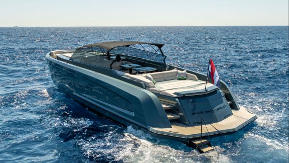 Unter den Tagesboottour Optionen in Saint Tropez ist die Blue Brothers während der Fahrt von achtern zu sehen.