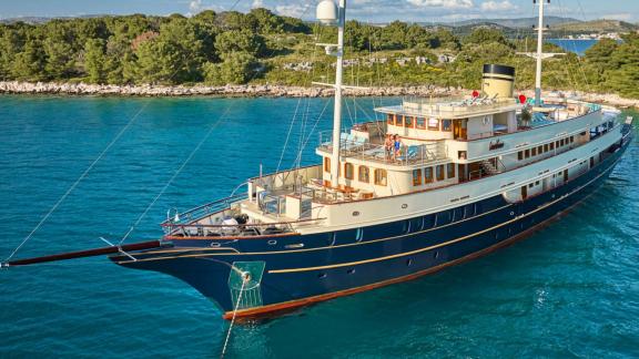 Casablanca motoryat Trogir çıkışlı eşsiz koylarda konforlu tatil deneyimi sunar.