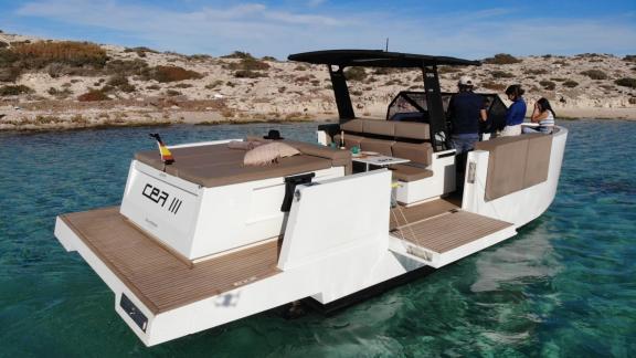 Die Motoryacht Cea 3 ankert in ruhigem türkisfarbenem Wasser und bietet ihren Gästen eine entspannte Atmosphäre.