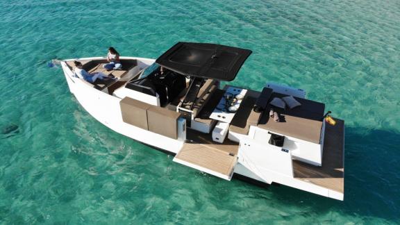 Die Motoryacht Cea 3 bietet modernes Design und geräumige Loungebereiche auf kristallklarem Wasser.