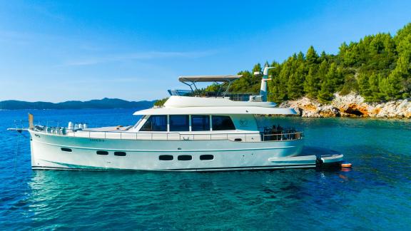 The motor yacht Cloud 9, a Menorquin 68 FB, promises elegance and serenity in Dubrovnik waters.