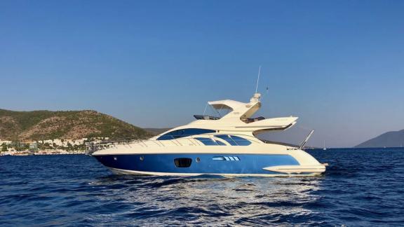 Motoryacht Cosmos fährt elegant im blauen Meer vor der Küste von Bodrum.