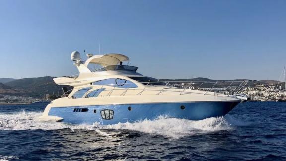 Motoryacht Cosmos fährt schnell im blauen Meer vor der Küste von Bodrum und bietet einen atemberaubenden Anblick.