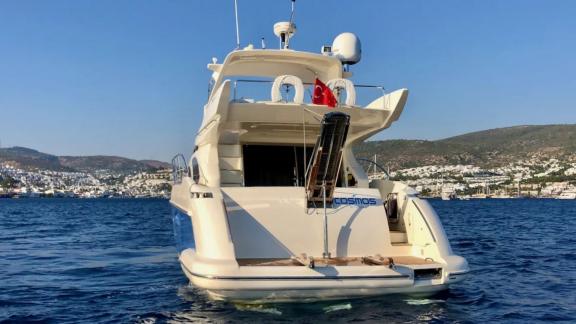 Heckansicht der Motoryacht Cosmos vor der Küste von Bodrum.